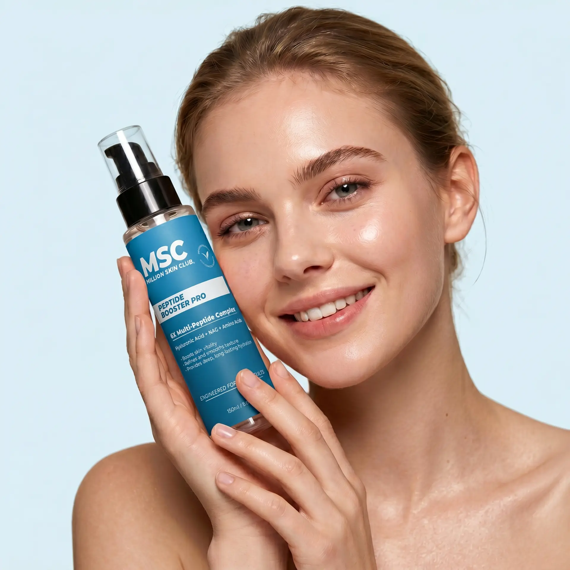 Frau hält Peptide Booster Pro Serum von Million Skin Club neben ihr Gesicht